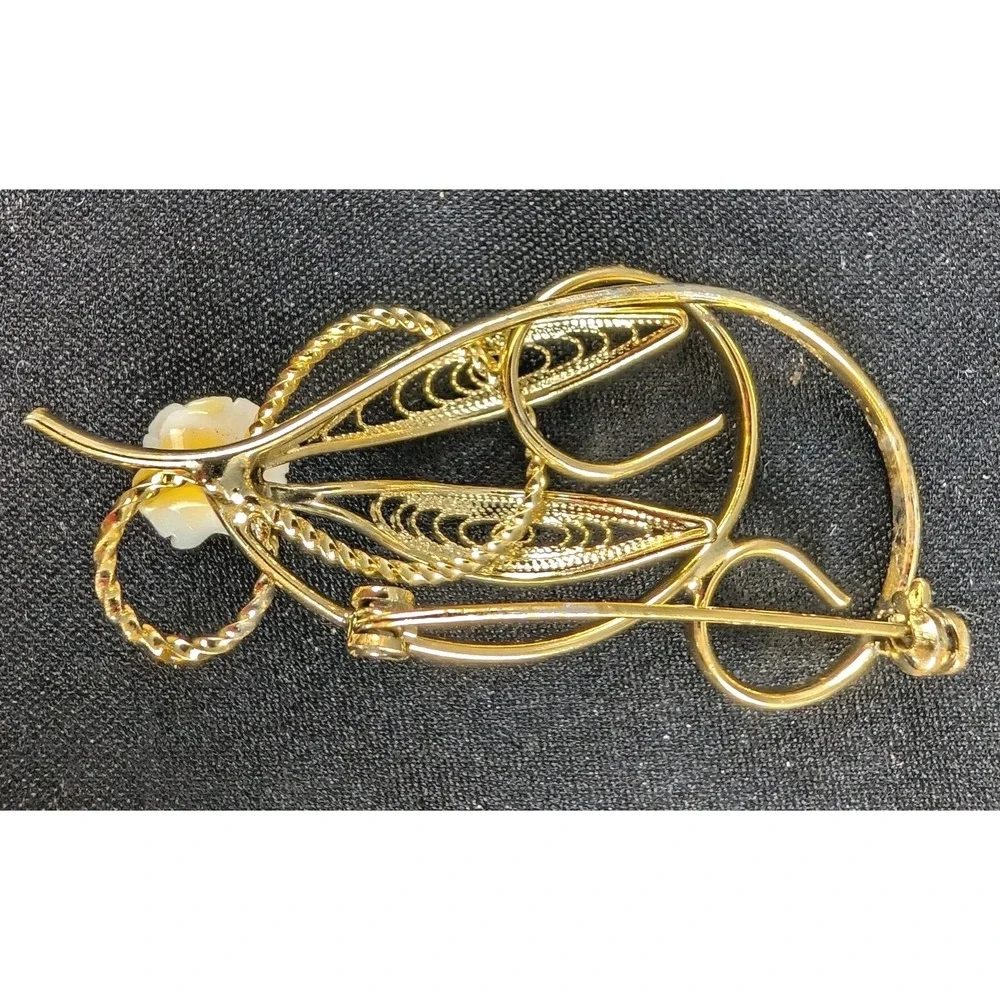 Vintage Gold Tone Filigree Flower‎ Brooch White Rose Floral Pin 1950s–60s - Picture 2 of 2
